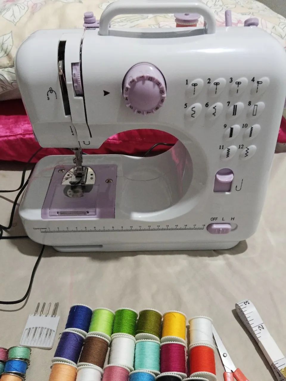 Mini máquina de costura bivolt