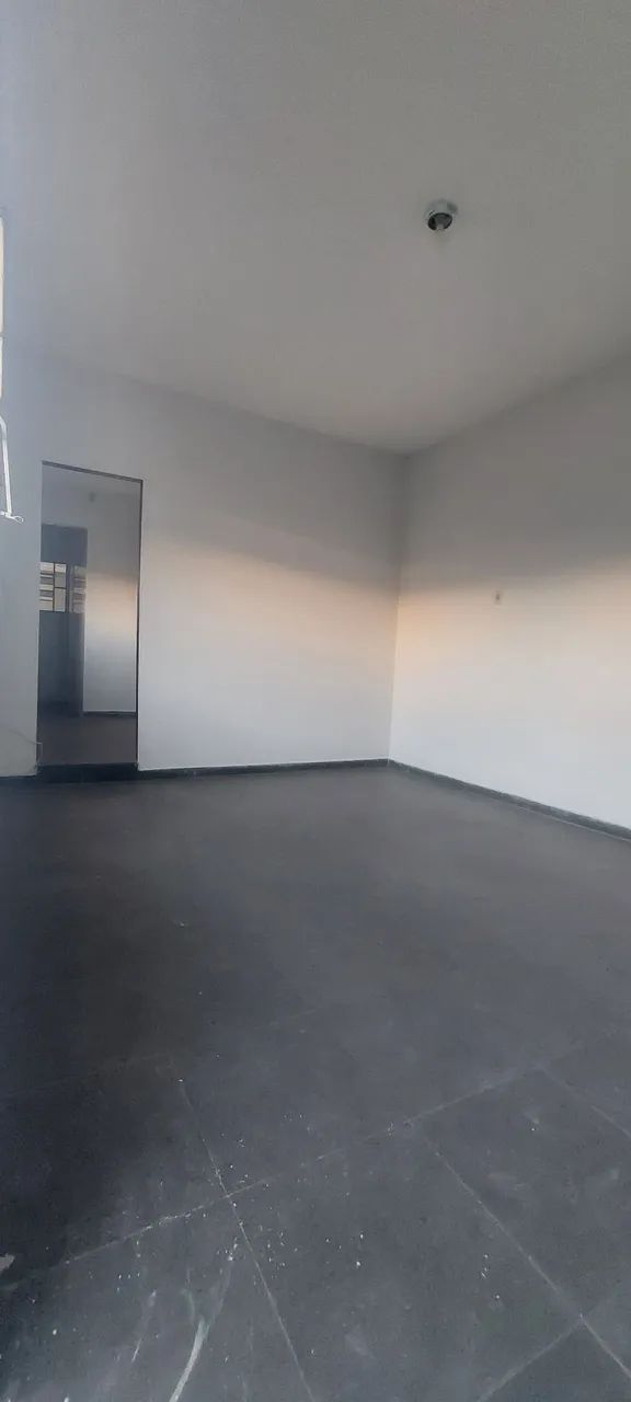 Alugo um barracão com 1 quarto e uma casa com 2 quartos