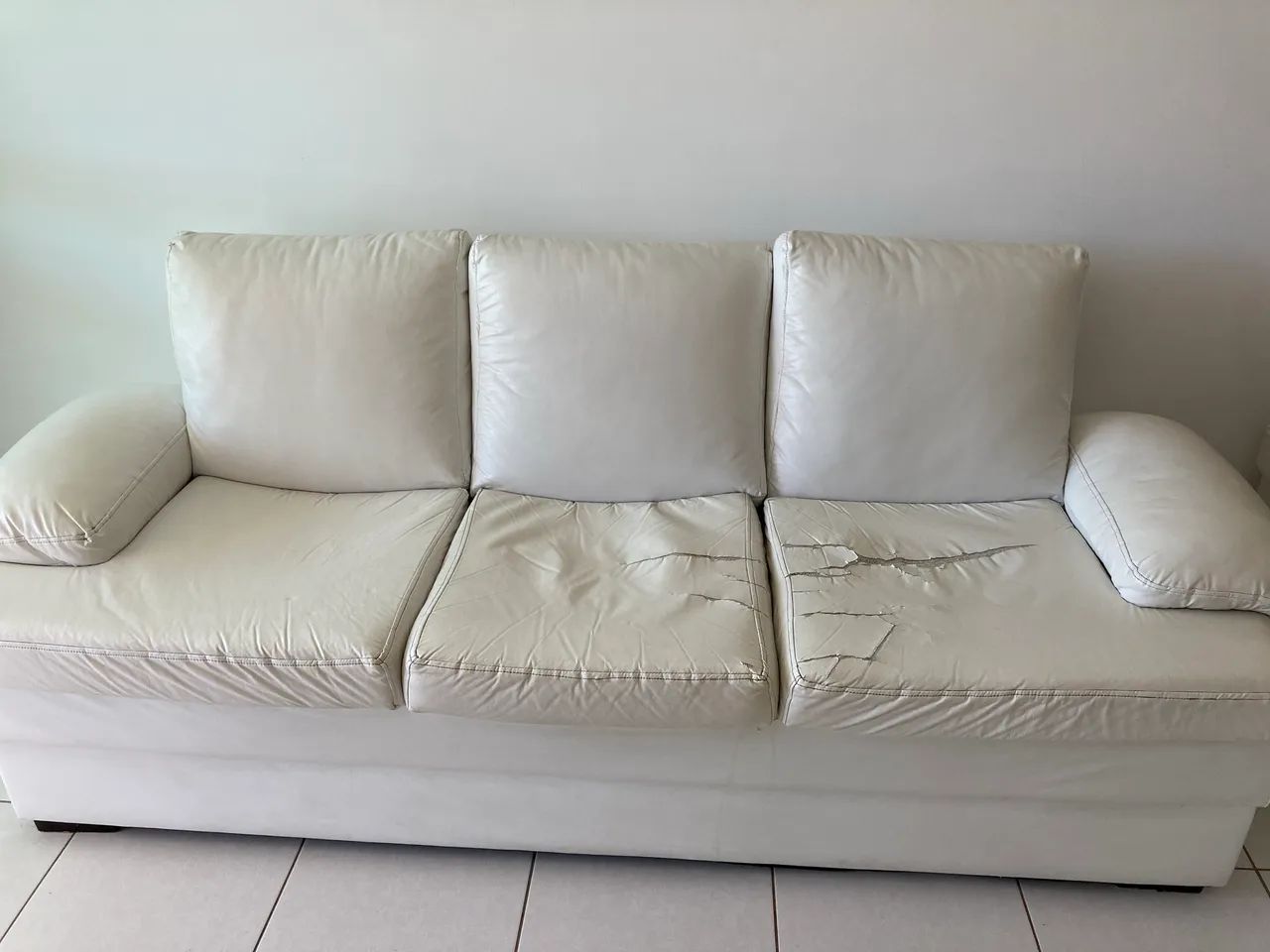 Vendo sofá de 3 lugares em corino - Foto 2