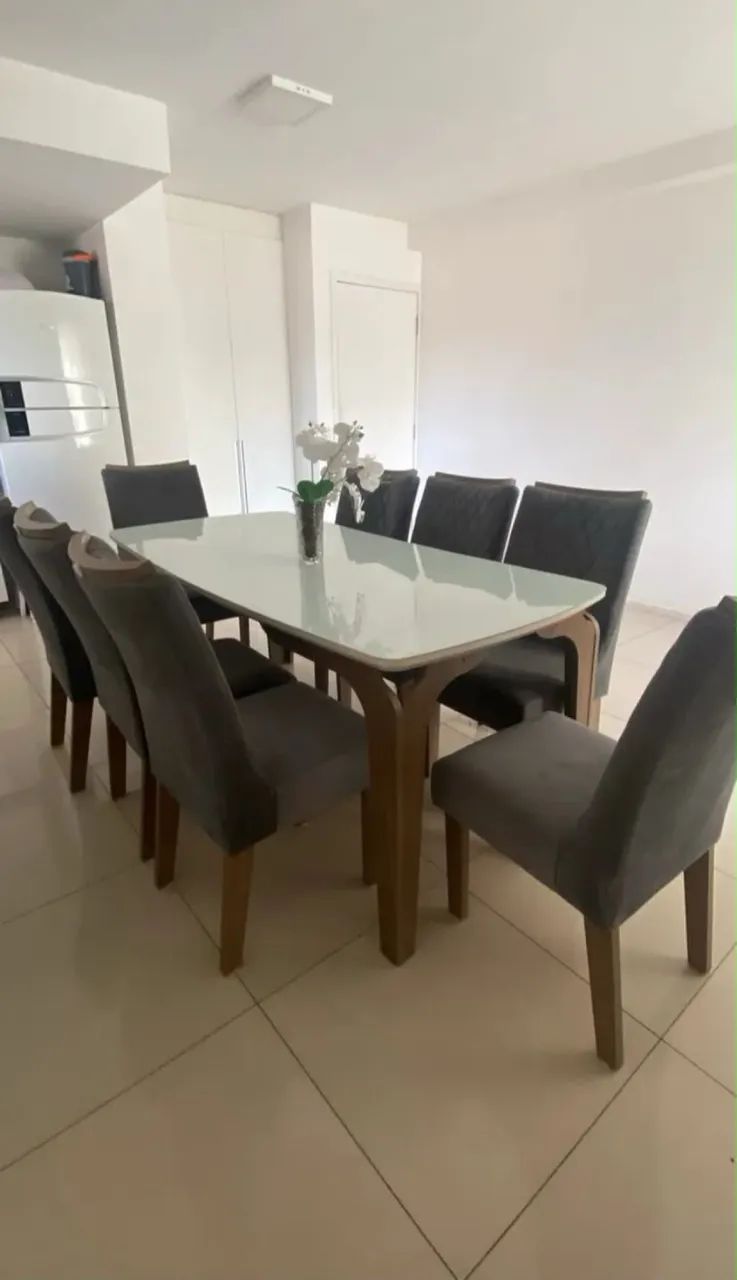 Conjunto de mesa com 8 cadeiras