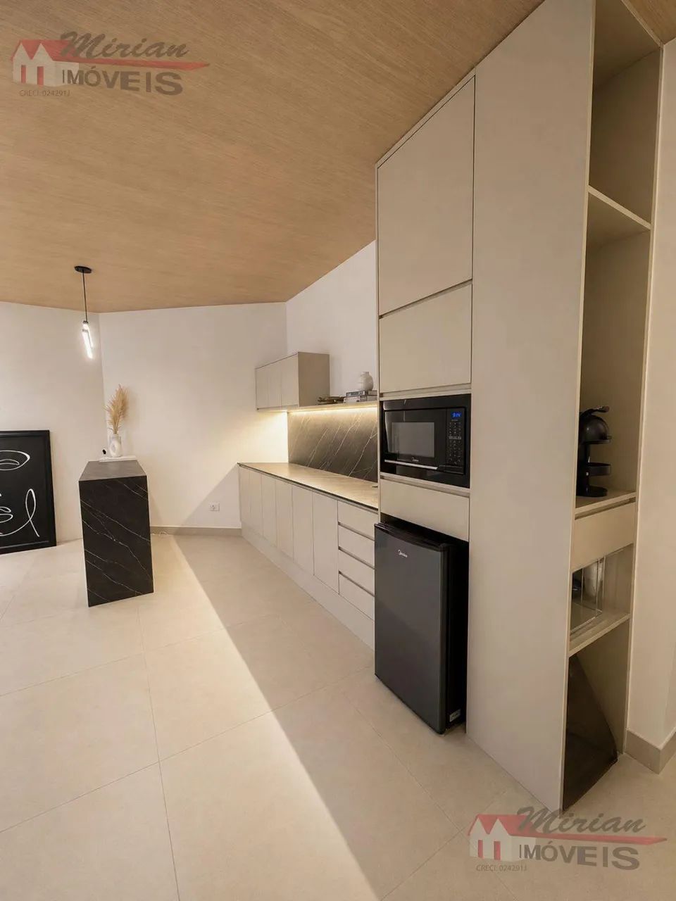 Sala Comercial à venda em Peruíbe - mobiliada e com moderna decoração.