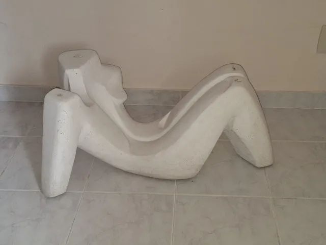 Mesa de Centro Elegante com Design Escultural e Contemporâneo - Foto 2