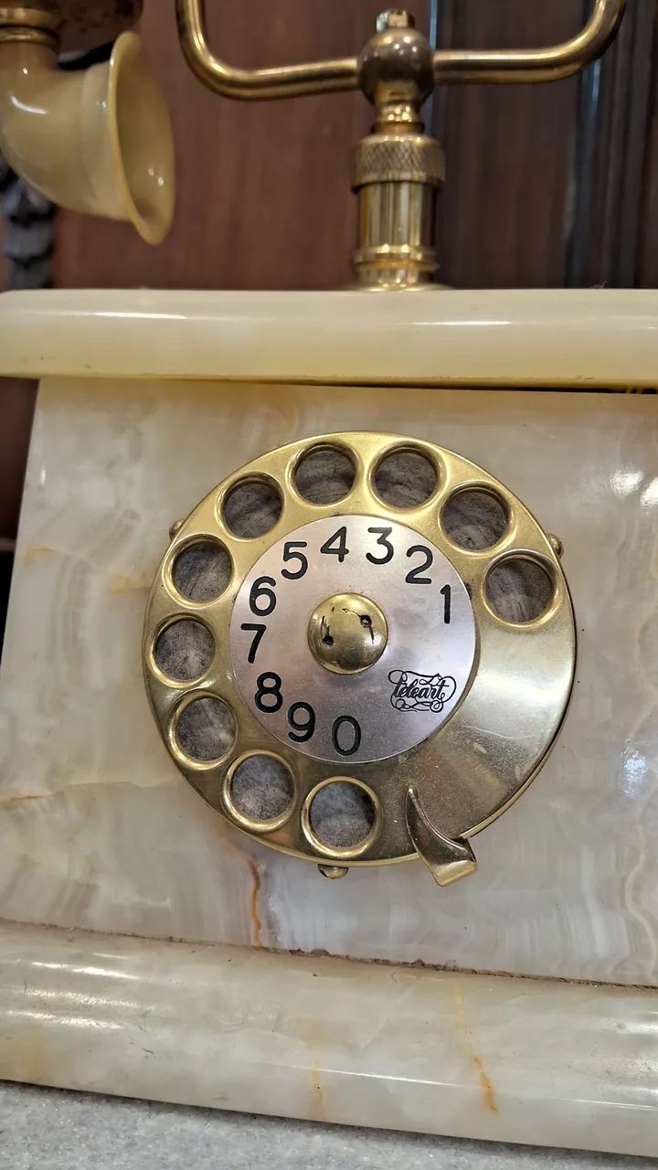 telefone vintage da marca Teleart, caracterizado pela base em mármore ou ônix  - Foto 3