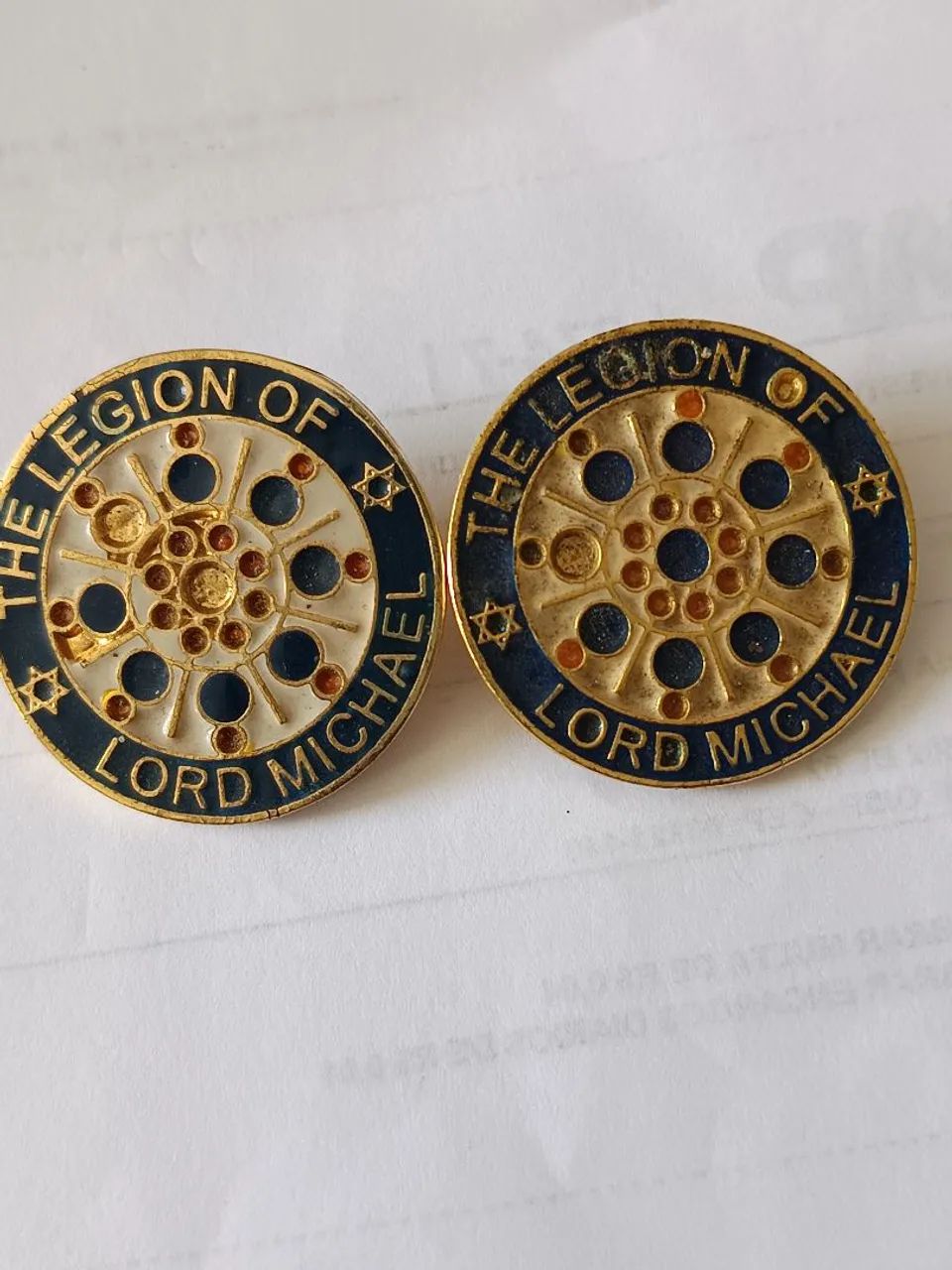 Broches dourados da Legion of Lord 