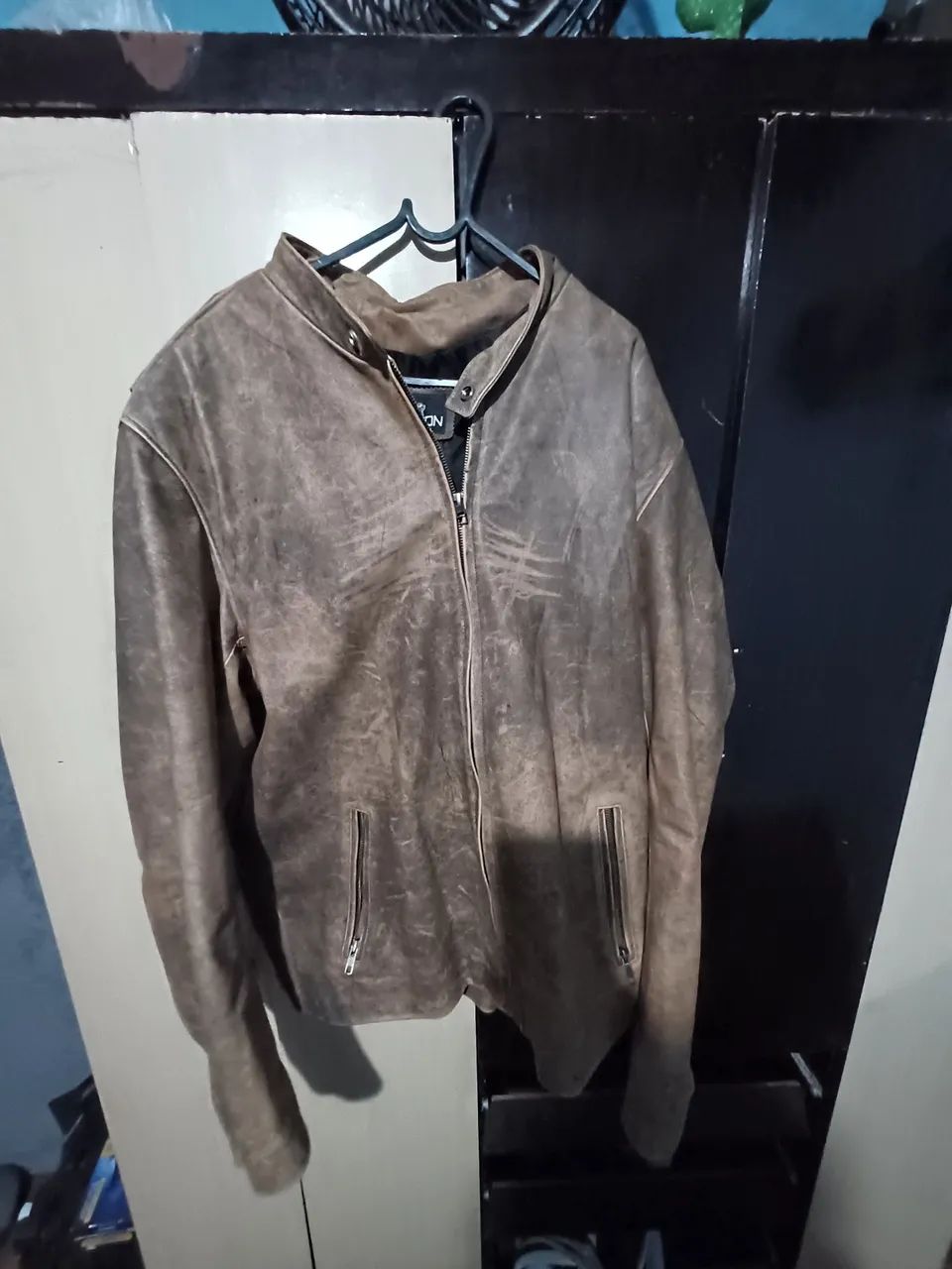 Vende-se uma jaqueta de couro de jacaré  - Foto 2