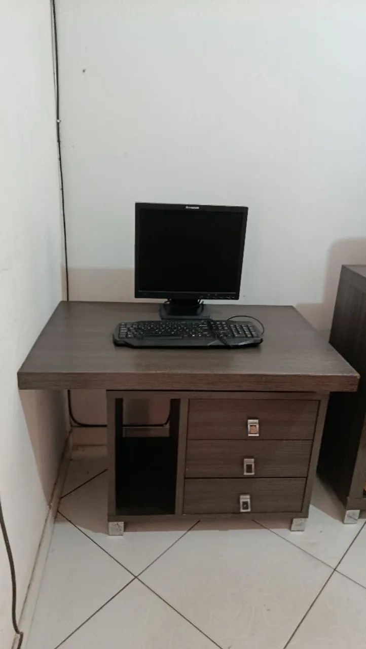 Escrivaninha com entrada pra computador. - Foto 4