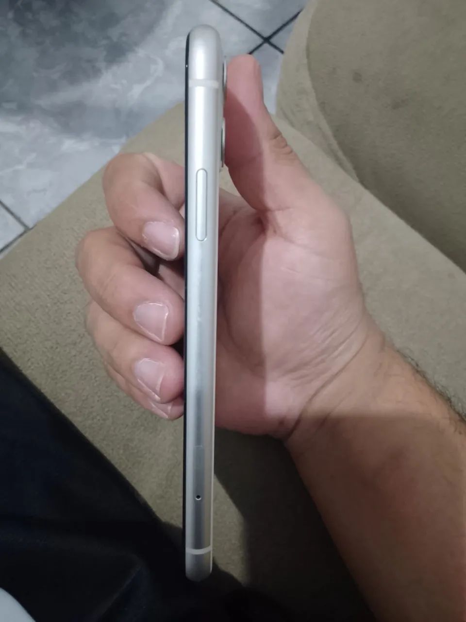 Vendo iPhone 11 64gb branco sem detalhes  - Foto 3