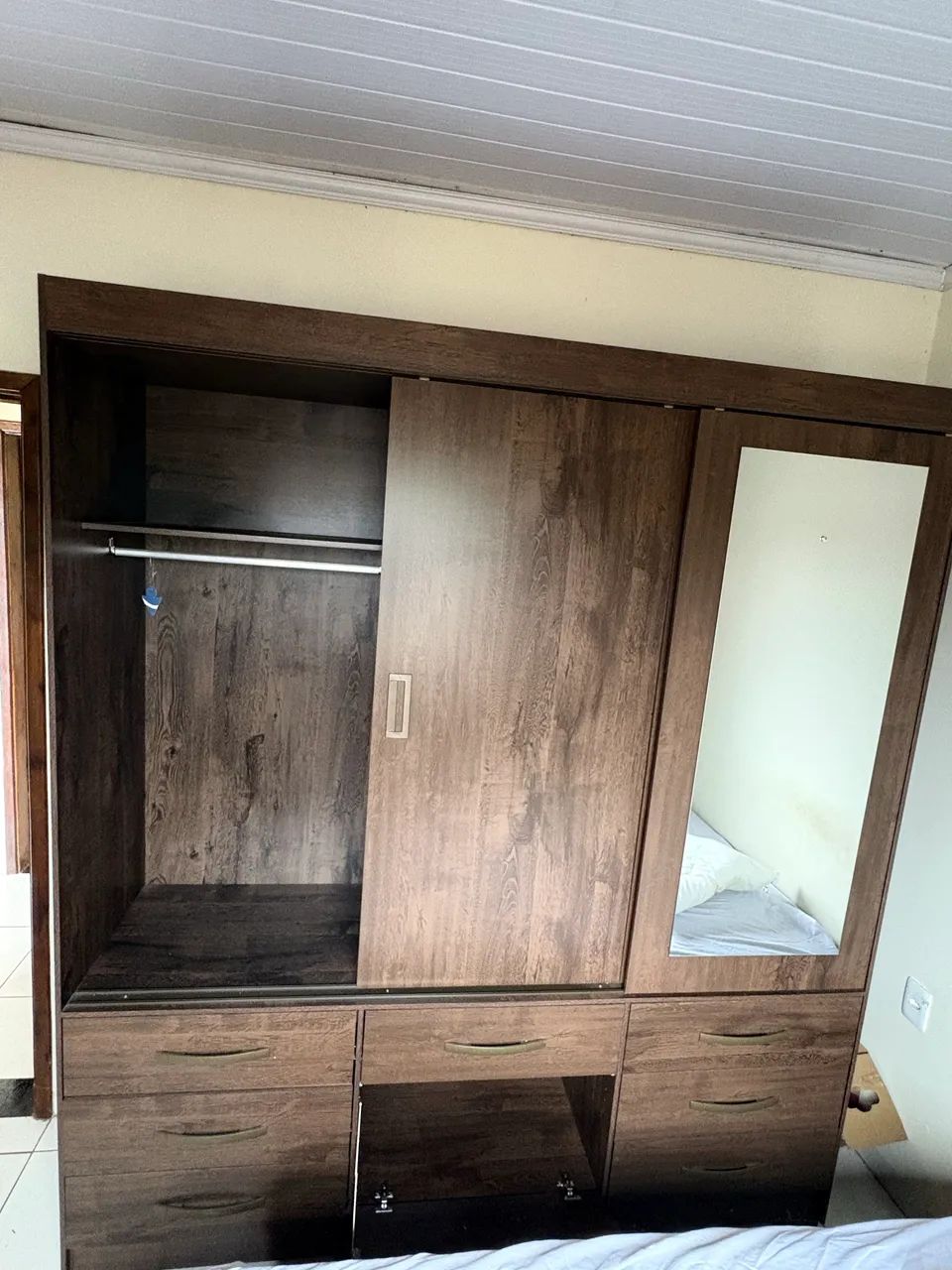 Guarda-roupa grande com espelho, portas de correr e gavetas - Foto 2