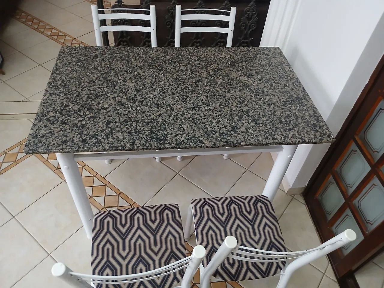 Mesa com 4 cadeiras 
