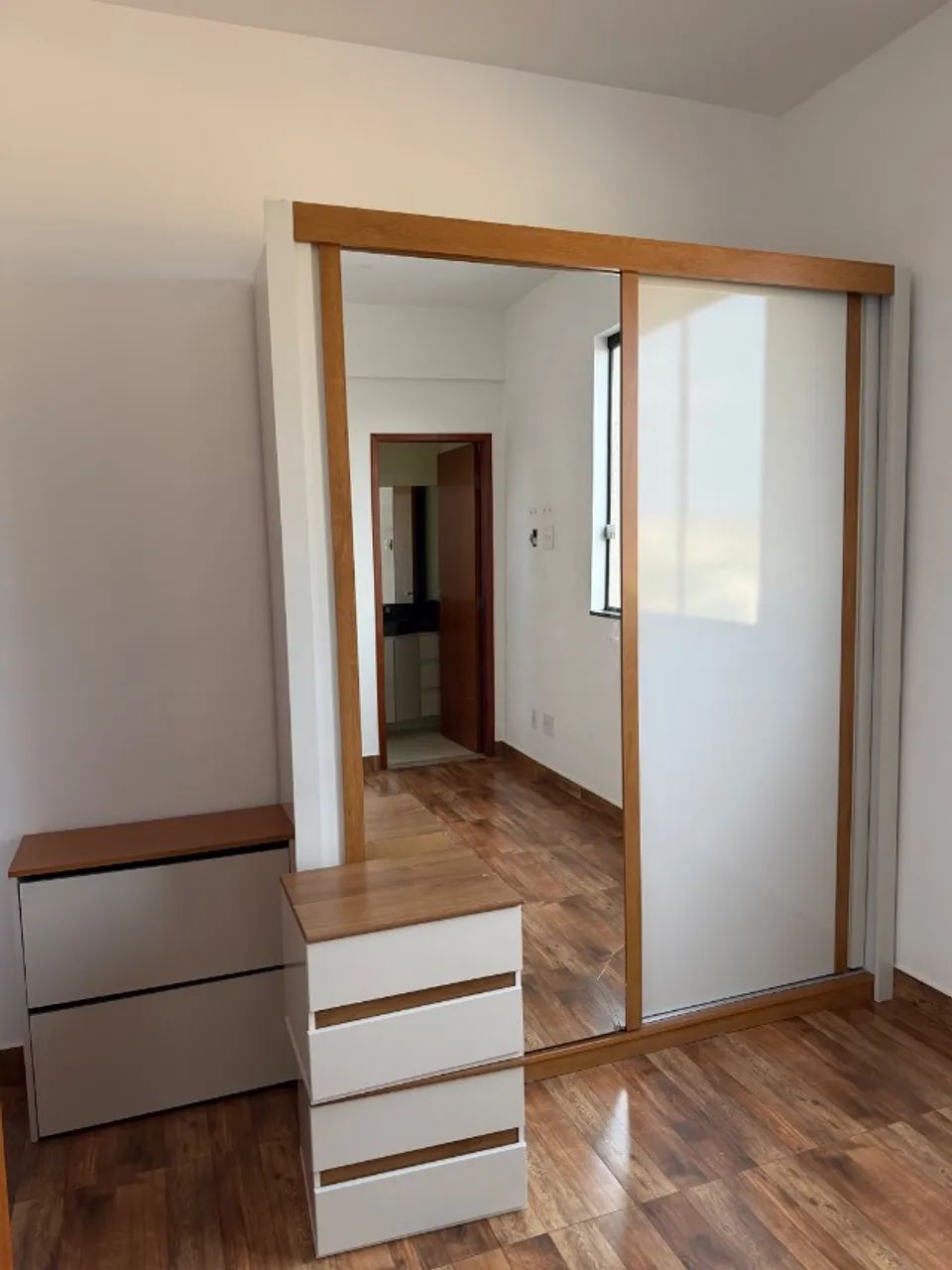 Kit guarda-roupa, criado e sapateira 