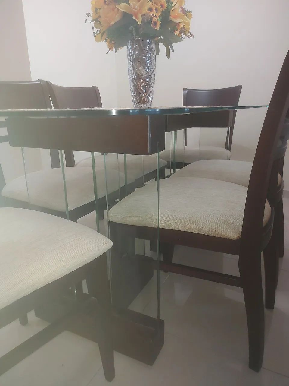 Mesa de jantar com seis cadeiras em madeira - Foto 3