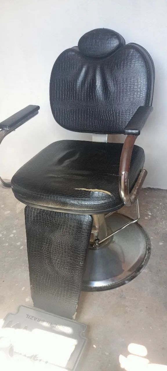 Vendo Cadeira de Barbeiro Darus. Aceito ofertas - Foto 2