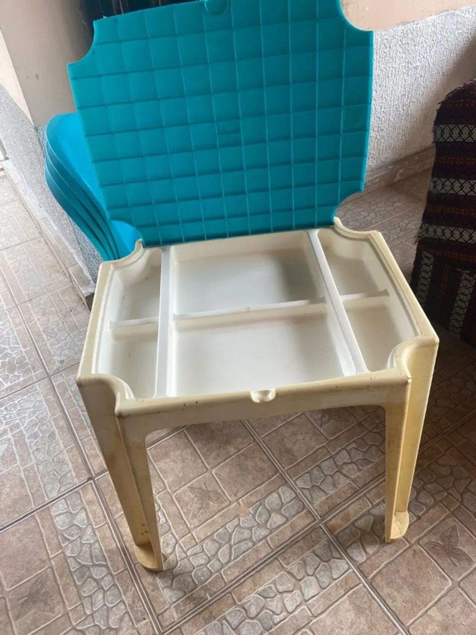Mesa de Plástico com 4 cadeiras infantil - Foto 2