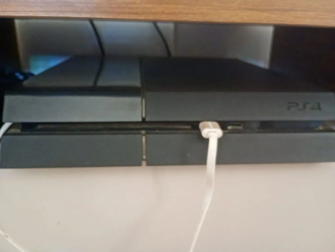 PS4 com controles e jo5