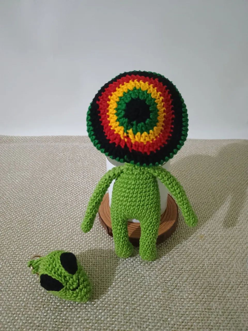 Alien+ chaveiro em amigurumi/crochê  - Foto 3