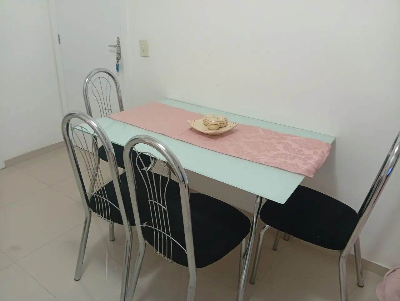 Mesa Retangular com 4 cadeiras  - Foto 2