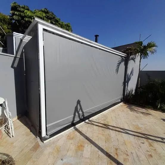 Cobertura retrátil em lona impermeável para área externa 