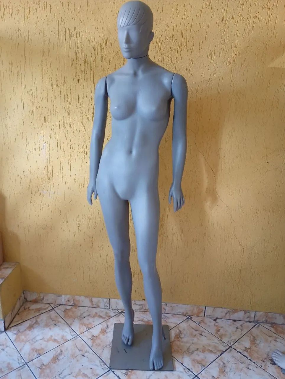 Manequim feminino completo 