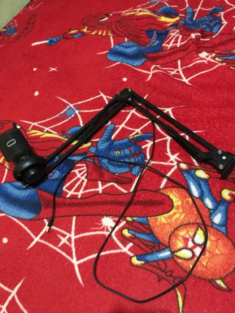 Microfone com suporte articulado 