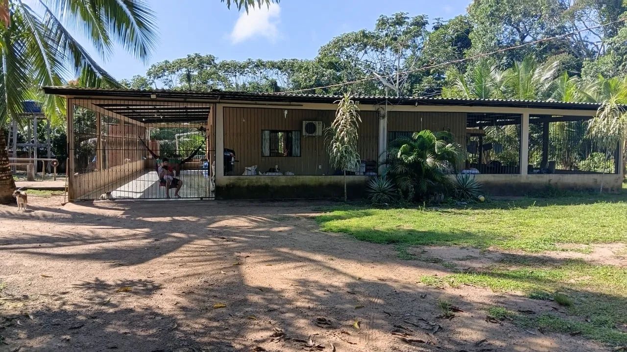 Chácara com duas piscinas toda murada em Presidente Figueiredo 