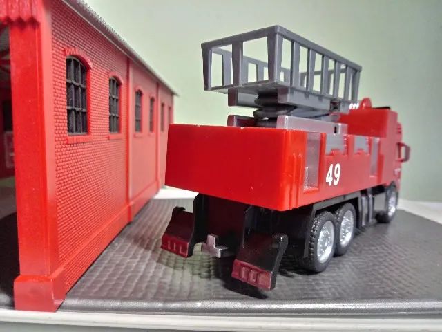MINIATURA BOMBEIROS SINOTRUCK HOWO A7 FIRE ENGINE ELEVATOR 49 ESCALA 1/75 - Foto 5