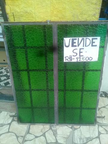 Vendo 2 Janelas de Vidro Cada
