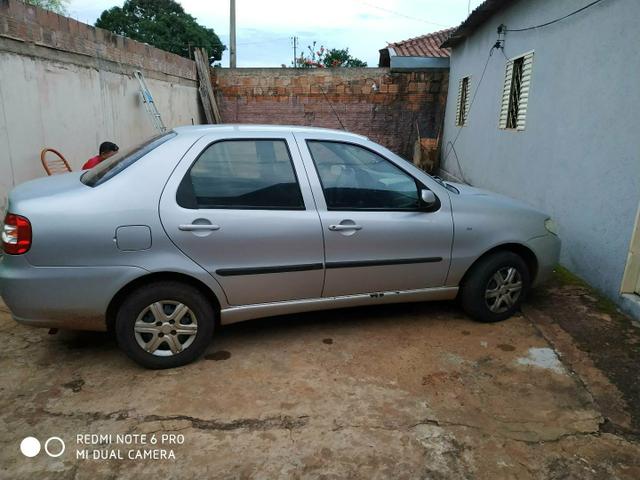 Troco Siena 2005 completo por financiado leia