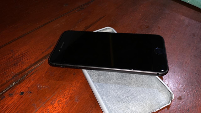 IPhone 8. 1900 pra vender logo
