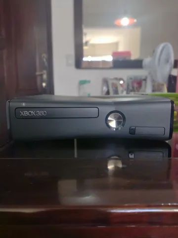 XBOX 360 slim COM 10 jogos e duas manetes e kinet - Videogames