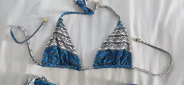 biquini cortininha azul e branco