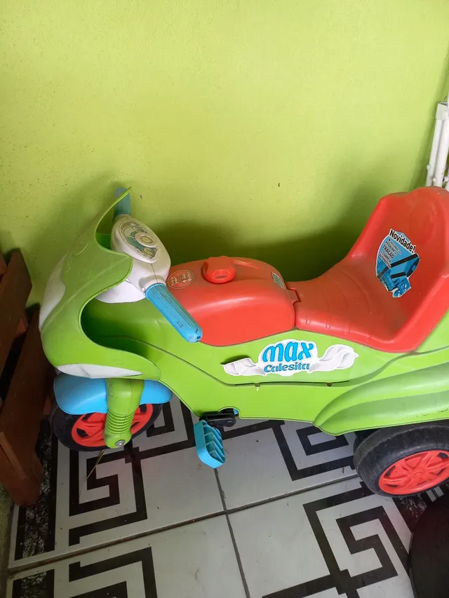 MOTOCA INFANTIL TRICICLO DE PASSEIO TOTOCA COM PEDAL E KIT ADESIVO MENINO  MENINA