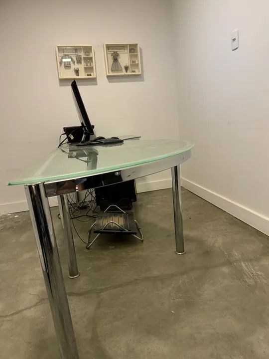 MESA COM BASE CROMADA E TAMPO DE VIDRO MODERNO - Foto 3