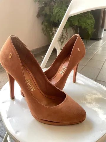Scarpin marrom camurça 