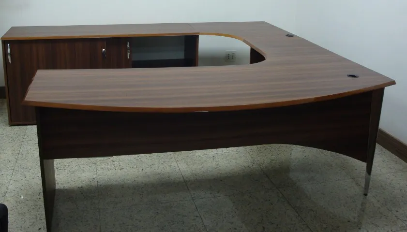 Armário baixo com mesa
