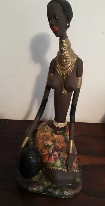 Escultura em gesso com detalhes em palha e tecido 