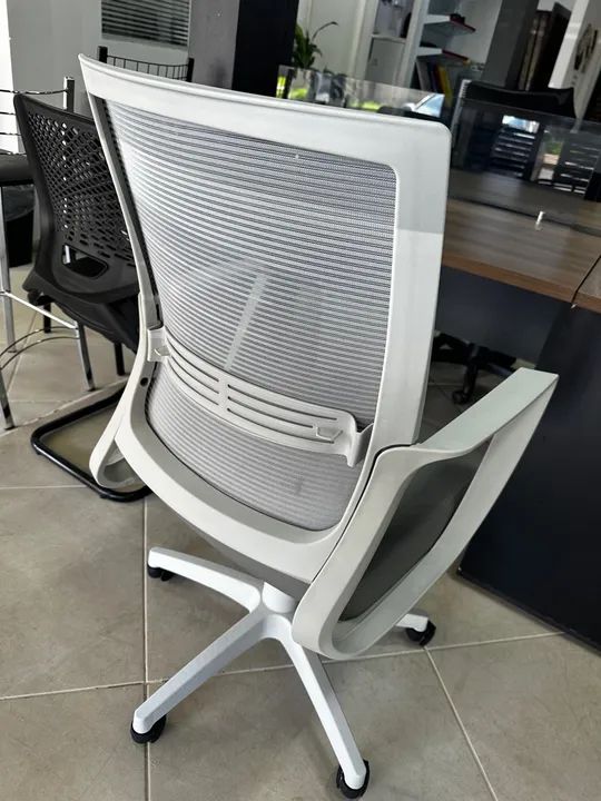 Cadeira de Escritório CINZA Giratória com Rodinhas - Foto 3