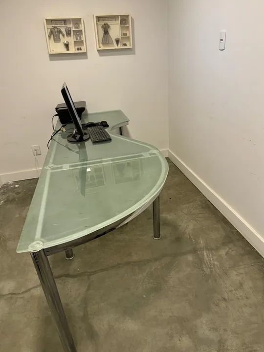 MESA COM BASE CROMADA E TAMPO DE VIDRO MODERNO - Foto 4