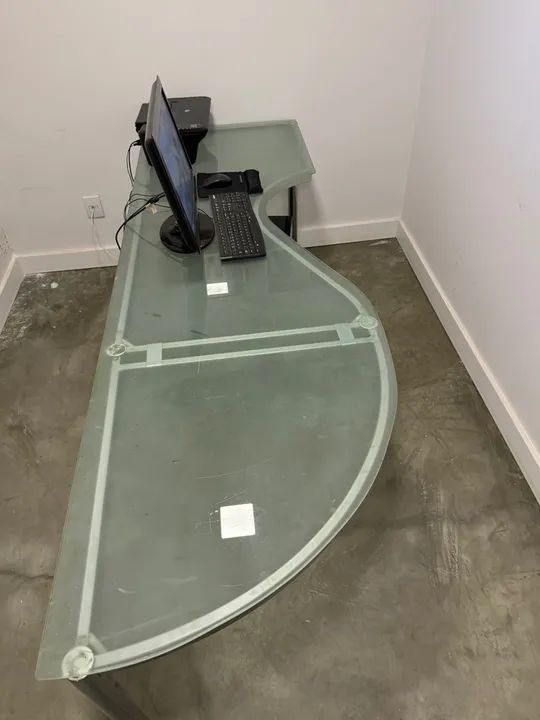 MESA COM BASE CROMADA E TAMPO DE VIDRO MODERNO