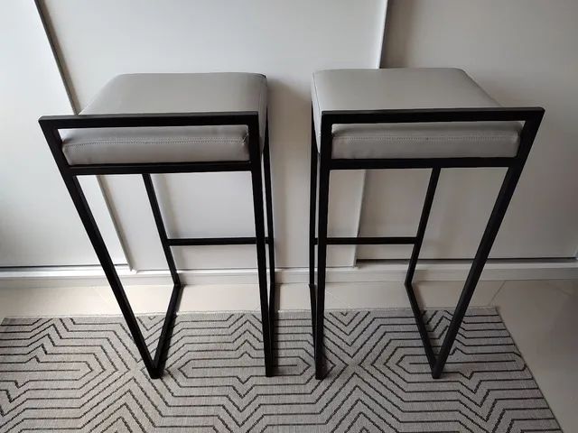 2 banquetas em metal preto e cinza em linho