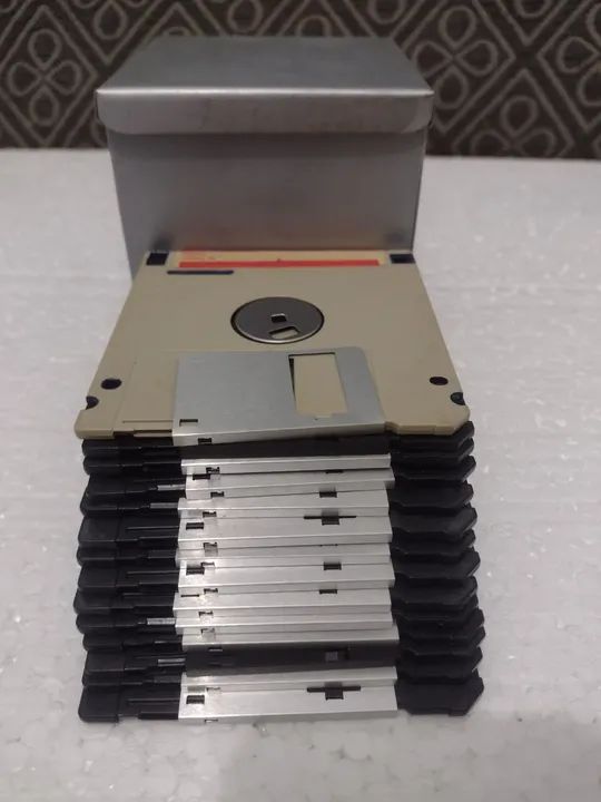 Lote Com Case Mais12 Disquetes Antigos - Foto 2