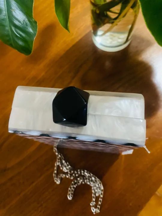 Bolsa de mão branca com detalhes em preto