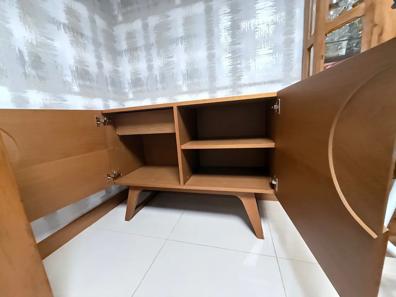 Buffet de madeira com design moderno64520807234179123