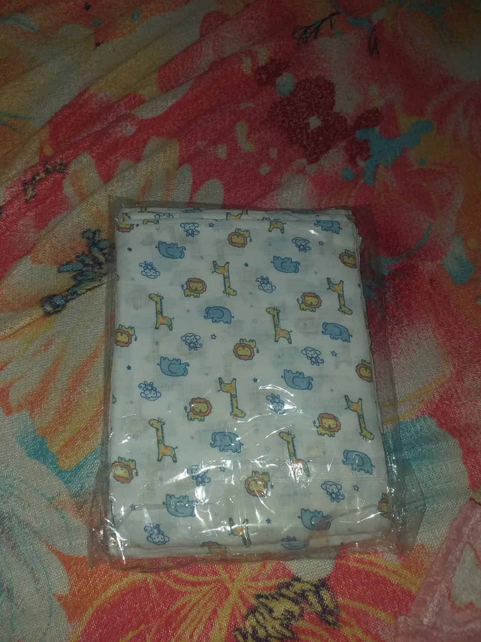 Vendo fralda de pano para recém-nascido e dois macacãozinho tudo junto