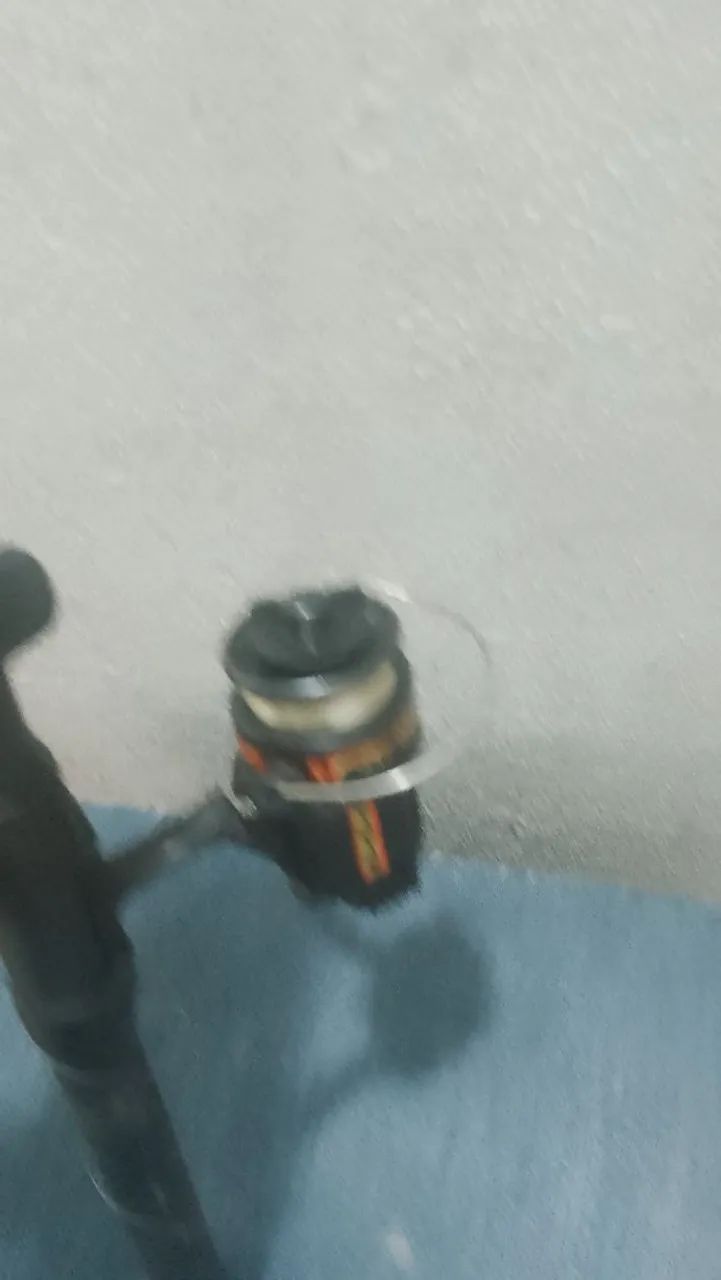 Varas de pescas com molinetes  - Foto 2