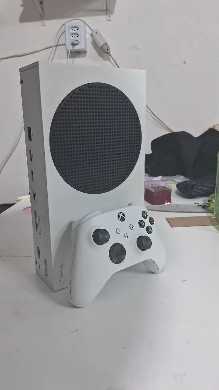 Xbox Series S na caixa- Chama no chat cuida.