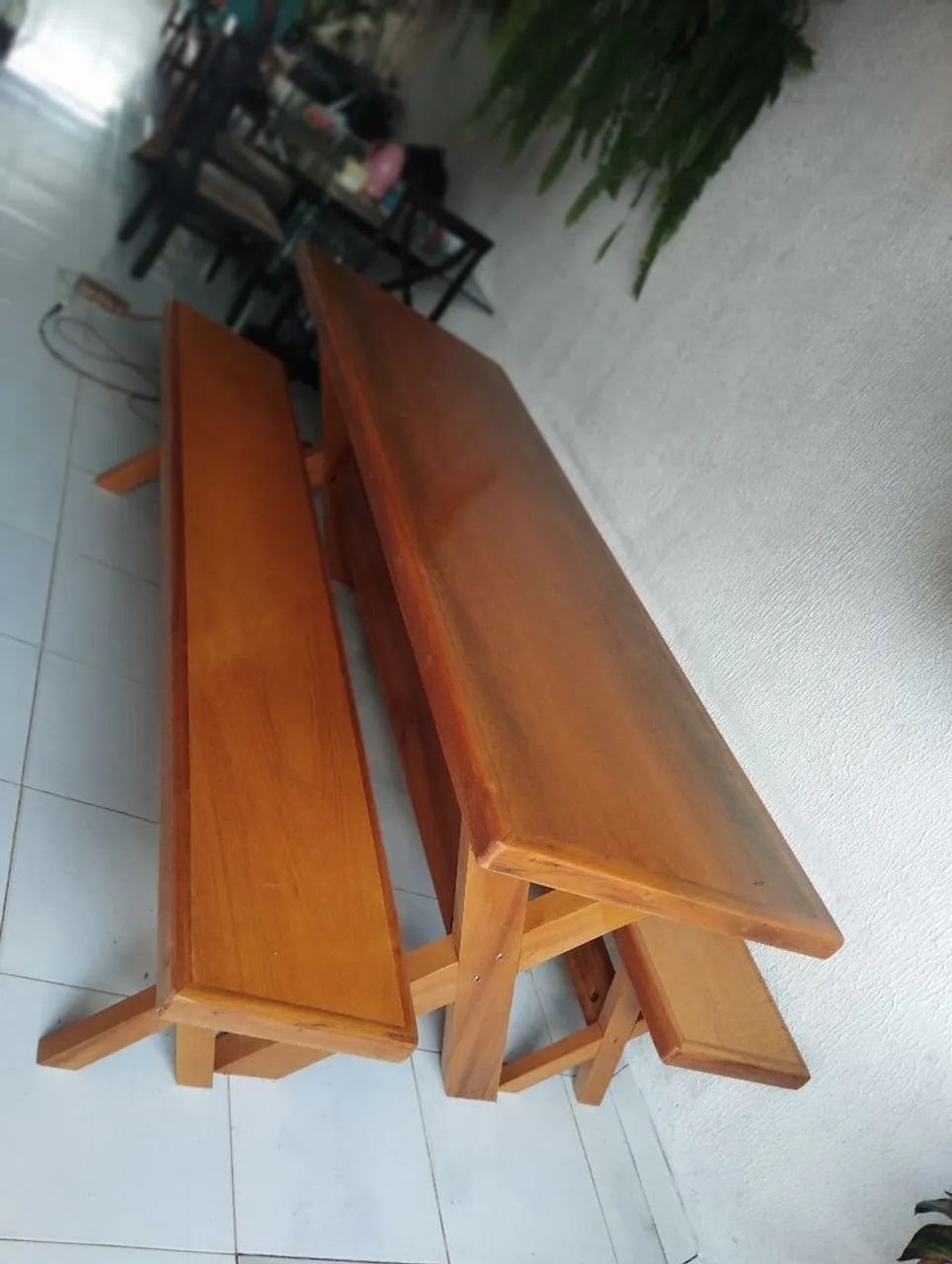 Mesa rústica com 2 bancos