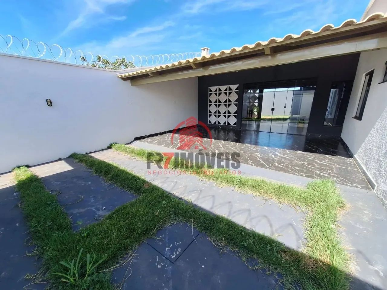 LINDA CASA 3Q/1S COM QUINTAL NO SETOR CIDADE DAS ROSAS - NOVA GOIANIRA