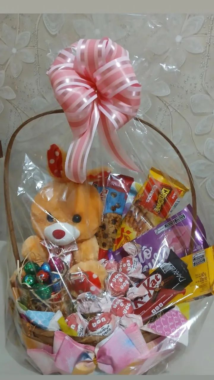 Cesta de Páscoa com coelhinho de pelúcia e guloseimas - Foto 5