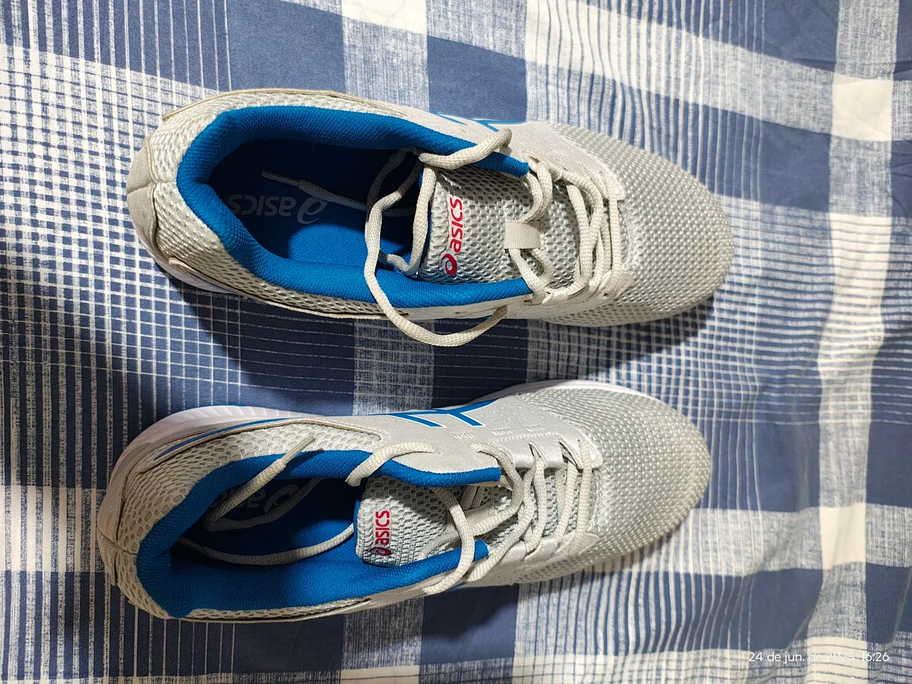 Tênis Asics Cinza com Detalhes em Azul