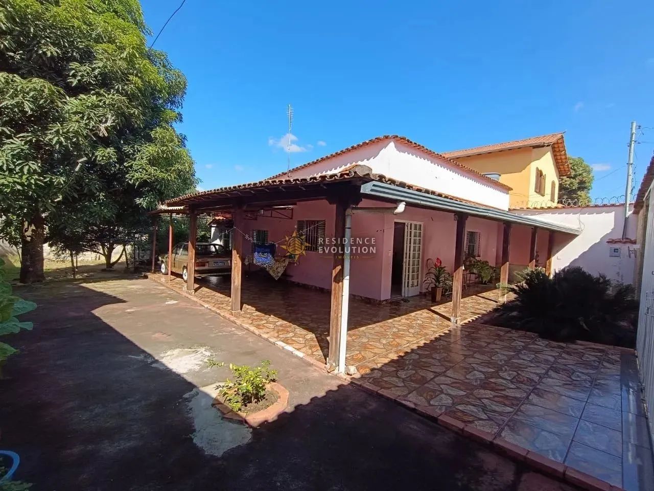 Casa Linear 3 QTOS | 5 VAGAS | 1 SUÍTE | B. EUROPA
